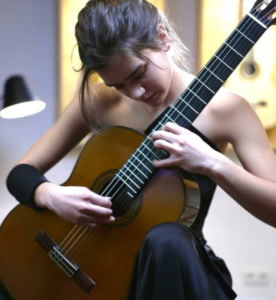 SA GITAROM OD KOLAŠINA DO SALCBURGA: NAĐA GRDINIĆ NIŽE USPJEHE, RAZVIJA UMJETNIČKI IZRAZ I NE RAZDVAJA MUZIKU I ŽIVOT