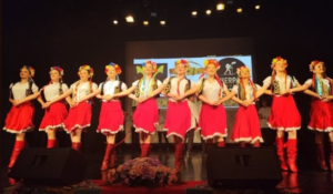 VIŠE OD 1.300 FOLKLORAŠA U MOJKOVCU: ” ZLATNI ĆEMER”, SPOJIO TRADICIJU, PRIJATELJSTVO I KULTURU REGIONA